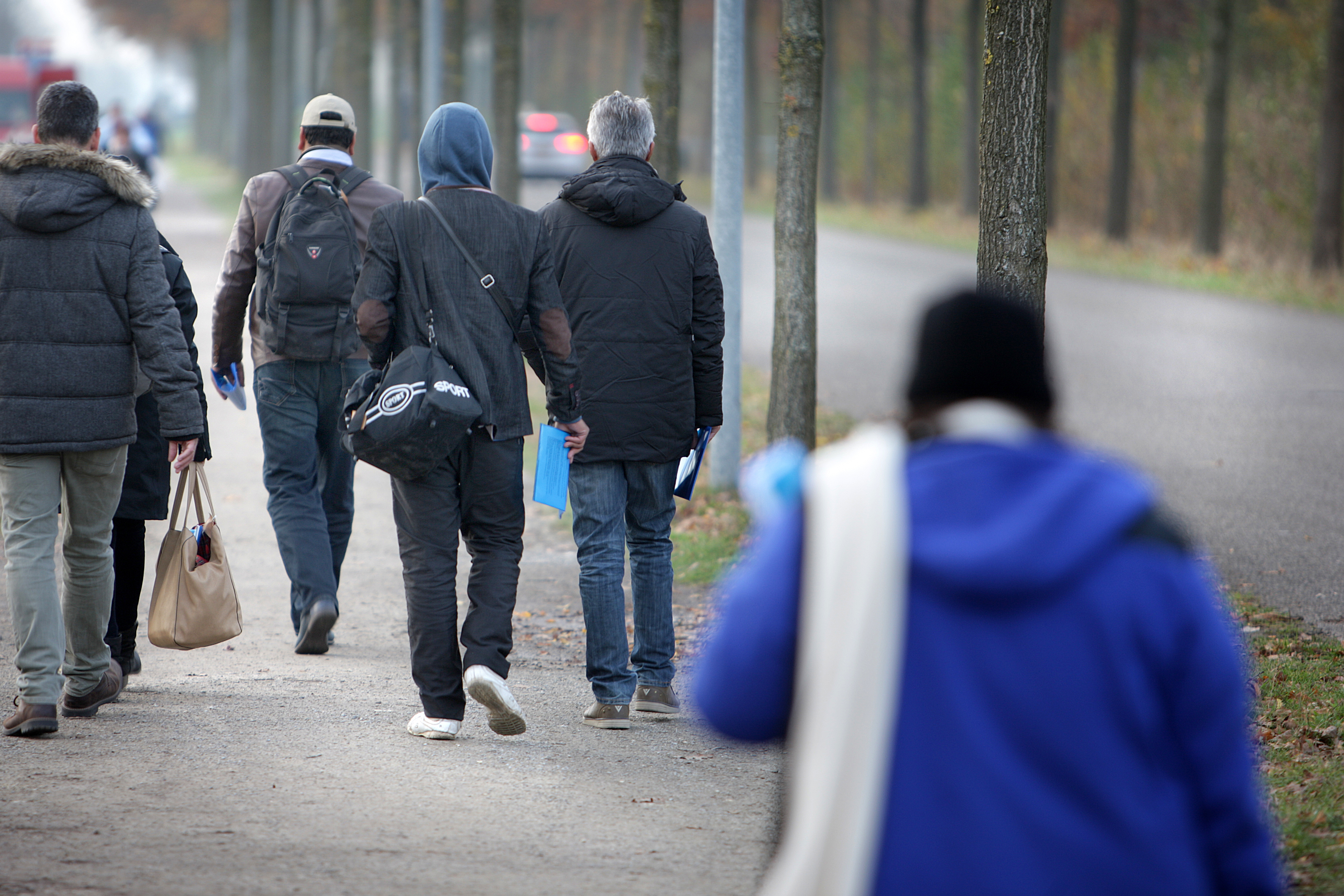 Vluchtelingen lopen over straat