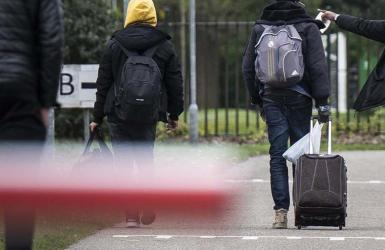 Mensen met een koffer op straat