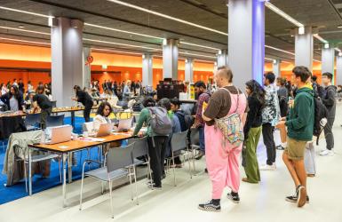 Studenten in de rij voor een balie