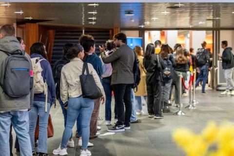 Studenten staan in rij