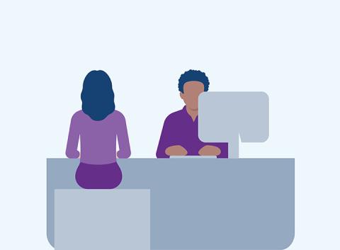 Illustratie van een man die achter een bureau zit met een computer. Voor het bureau zit een dame. De afbeelding illustreert een klant die geholpen wordt een een bureau.