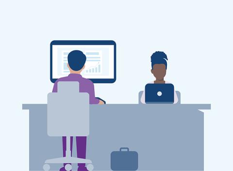 Een illustratie van twee personen die aan het werk zijn aan een bureau. een persoon achter een laptop, de ander achter een groot beeldscherm.