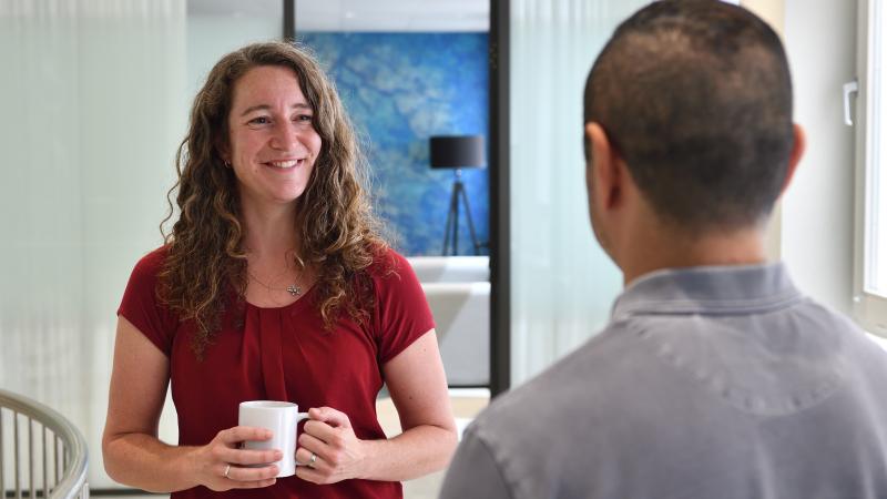Denise in gesprek met collega
