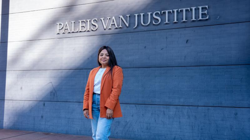 vrouw procesvertegenwoordiger voor het paleis van justitie